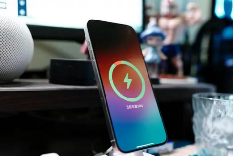 翠峦苹果15换屏服务分享用什么充电器给iPhone15充电更好 